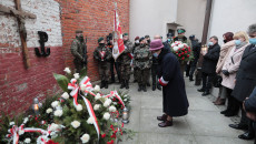 Uczestnicy Urocxzystości Przed Więzieniem Przy Ulicy Zamkowej W Kielcach