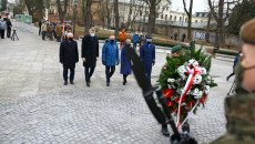 Uczestnicy Uroczystości Przed Pomnikiem Armii Krajowej Na Skwerze Żeromskiego.