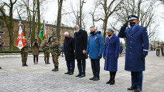 Uczestnicy Uroczystości Stoją Przed Pomnikiem Na Skwerze Stefana Żeromskiego W Kielcach.