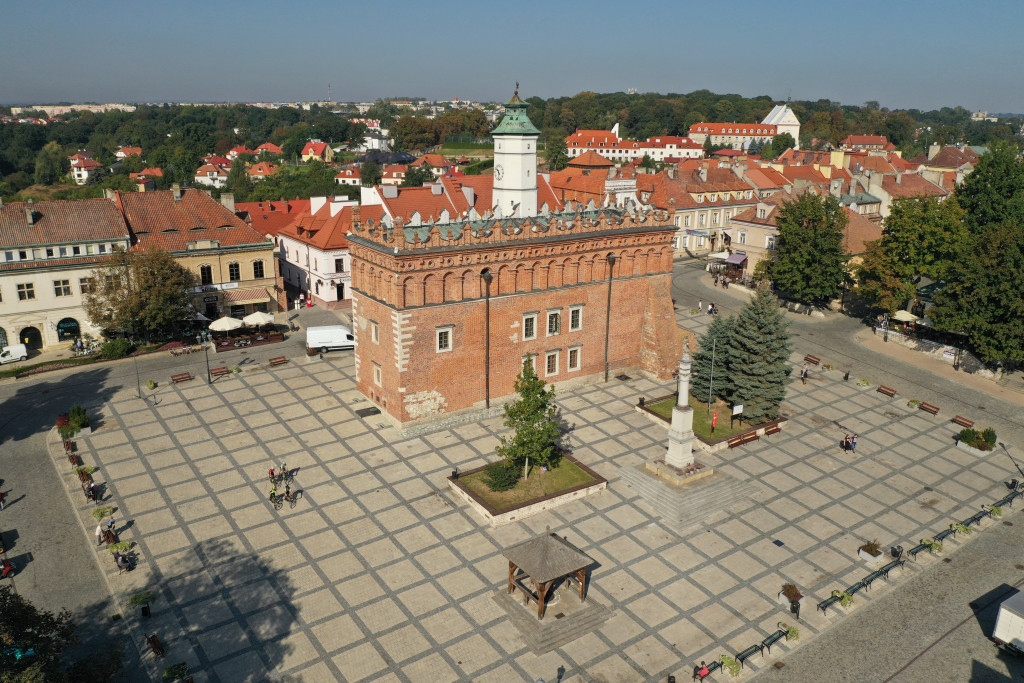 Widok z drona na Rynek w Sandomierzu - ratusz