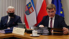 Marszałek Oraz Przewodniczący Sejmiku Podczas Sesji W Dniu 29 Marca 2021