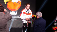 Marszałek Andrzej Bętkowski Wręcza Kwiaty Bokserce Stojącej Na Podium.