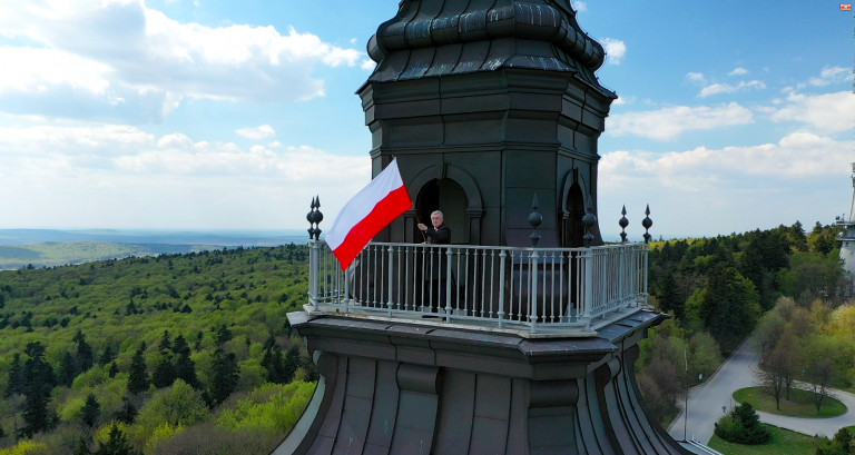 Marszałek Andrzej Bętkowski Wywiesza Flagę