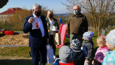 Marszałek Andrzej Bętkowski Z Dziećmi W Starachowicach Sadzi Drzewka