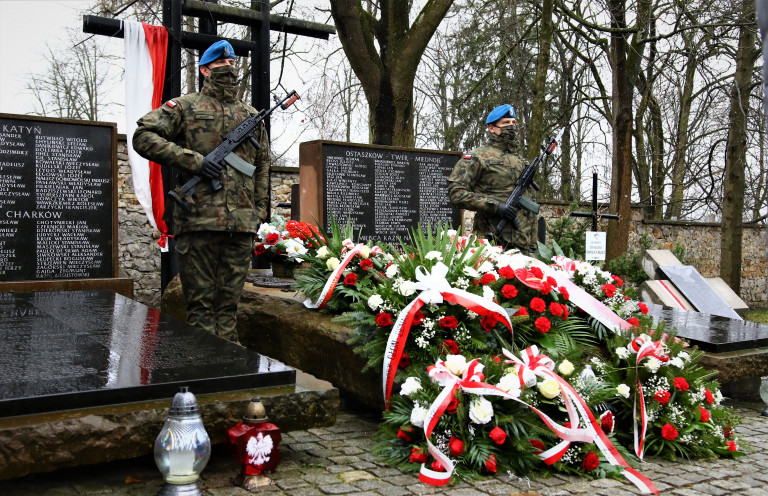 żołnierze Przy Mogile Ofiar Katyńskich, Wiązanki Pod Pomnikiem