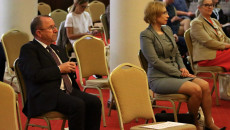 Wicemarszałek Marek Bogusławski i dyrektor Departamentu Ochrony Zdrowia Bogumiła Niziołek uczestniczą w konferencji