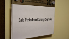 Napis na tabliczce: sala posiedzeń Komisji Sejmiku