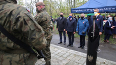 Członek Zarządu Województwa Świętokrzyskiego Tomasz Jamka Stoi Wśród Uczestników Obchodów Święta Konstytucji 3 Maja W Parku Miejskim W Kielcach