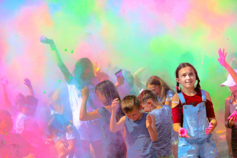 Dzieci Bawiące Się Na Kolorowym Tle