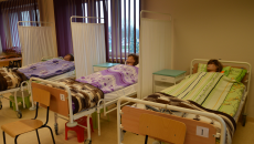Łóżka W Których Ułożone Są Fantomy Służące Do Nauki Zawodu Opiekun Medyczny.