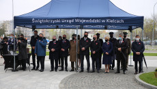 Uczestnicy obchodów Dnia Flagi przed Świętokrzyskim Urzędem Wojewódzkim W Kielcach