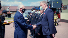 Marszałek województwa świętokrzyskiego Andrzej Bętkowski składa gratulacje strażakom poprzez uściśnięcie dłoni