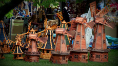 drewniane kolorowe zabawki - wiatraki