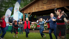 tańce przed sceną festiwalową