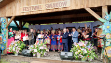 marszałek Andrzej Bętkowski wręcza nagrodę autorom najpiękniejszego stoiska na festiwalu
