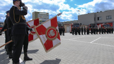 Poczet Sztandarowy Złożony Z Trzech Strażaków Trzyma Opuszczoną Flagę.