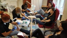 Trzy Uczennice Szkoły Wykonują Trzem Kobietom Pedicure.