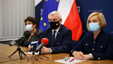 Uroczystoste Podpisanie Umowy. Od Lewej Starosta Powiatu Ostrowieckiego Marzena Dębniak, Marszałek Andrzej Bętkowski, Wicemarszałek Renata Janik.