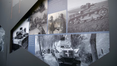 Fragment Wystawy Zdjęcia Pokazujące Polskie Czołgi I Broń Pancerną Okresu 2 Wojny światowej