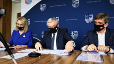 Anna Ciulęba, Andrzej Bętkowski i Andrzej Pruś, siedząc przy stole, przeglądają nominacje.