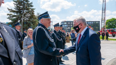 Andrzej Bętkowski Uściskuje Dłoń Strażakowi Osp