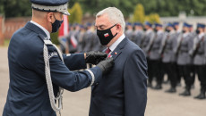 Komendant Wojewódzkiej Policji w Kielcach, nadinspektor doktor Jarosław Kaleta, wręcza Brązowy Medal Za Zasługi Dla Policji Andrzejowi Bętkowskiemu, Marszałkowi Województwa Świętokrzyskiego