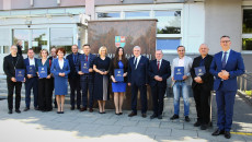Członkowie Świętokrzyskiej Rady Działalności Pożytku Publicznego Pozują Do Pamiątkowej Fotografii Przed Urzędem Marszałkowskim
