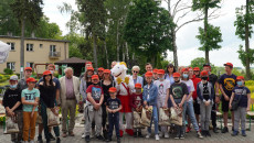 Postać bajkowa, Koziołek Matołek z dziećmi, pozują do pamiątkowej fotografii