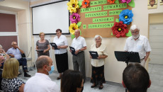 Starsze osoby z Klubu Seniora w Jędrzejowie śpiewają
