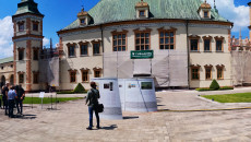 Bardzo szerokie zdjęcie. Panorama Pałacu Biskupów Krakowskich w Kielcach, otoczonego rusztowaniami w trakcie remontu