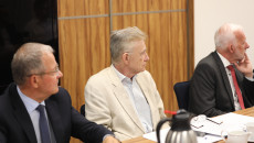 Uczestnicy spotkania poświęconego rewitalizacji wyrobiska Piaseczno wsłuchują się w dyskusję