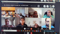 Ekran komputera. Miniaturki uczestników wideo konferencji. Napisy w językach, hiszpańskim, angielskim i polskim