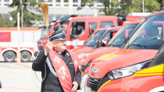 Ksiądz Trzymając W Ręku Kropidło święci Wóz Strażacki