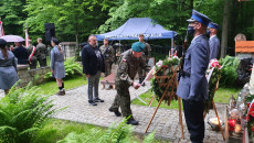 Marszałek Andrzej Bętkowski Składa Kwiaty Przed Kapliczką Na Wykusie.za Nim Stoi Mariusz Bodo, Sekretarz Województwa