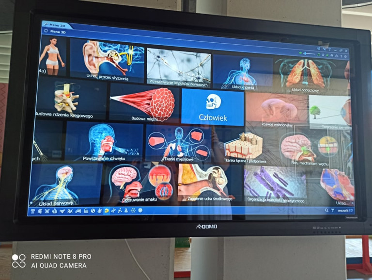 Ekran komputera wyświetla kolorowe, trójwymiarowe miniatury narządów układu nerwowego czy oddechowego. Centralnie czaszka ludzka z napisem człowiek