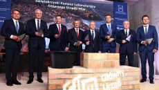 Od Lewej Stoją Z Kielniami W Dłoniach Jacek Semaniak, Jarosław Gowin, Przemysław Czarnek, Zbigniew Koniusz, Zbigniew Koruba, Bogdan Wenta, Andrzej Bętkowski.