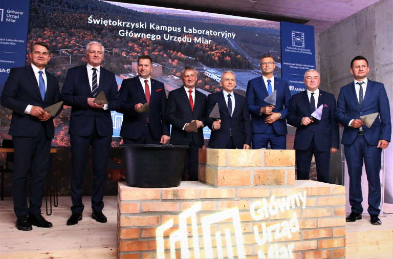 Od Lewej Stoją Z Kielniami W Dłoniach Jacek Semaniak, Jarosław Gowin, Przemysław Czarnek, Zbigniew Koniusz, Zbigniew Koruba, Bogdan Wenta, Andrzej Bętkowski.