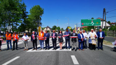 Otwarcie Ronda w Suchedniowie. Pamiątkowe zdjęcie osób przecinających wstęgę