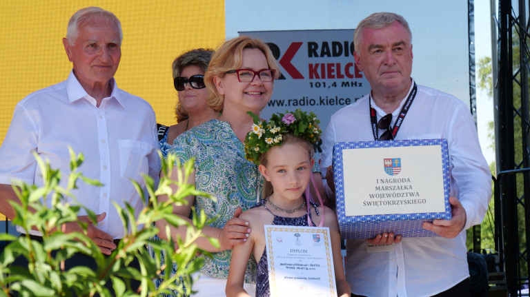 Andrzej Bętkowski i Marek Jońca przyznają nagrodę Agnieszce Wierzbickiej-Baxter