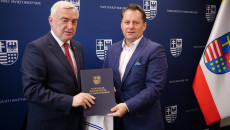 Marszałek Andrzej Bętkowski wręcza list gratulacyjny wiceprezesowi Świętokrzyskiej Federacji Sportu Grzegorzowi Kędzierskiemu