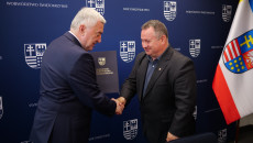 Marszałek Andrzej Bętkowski wręcza list gratulacyjny prezesowi Świętokrzyskiej Federacji Sportu Robertowi Janusowi