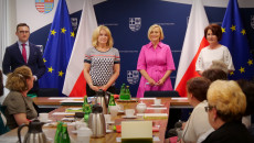 Wicemarszałek Renata Janik, Przewodnicząca Rady Iwona Wielgus, Dyrektor Ropsu Elżbieta Korus i Kierownik Oddziału w Rops, Michał Kociastoją na tle flag, Unii Europejskiej, Polski. Herb województwa Świętokrzyskiego