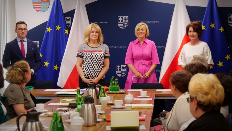 Wicemarszałek Renata Janik, Przewodnicząca Rady Iwona Wielgus, Dyrektor Ropsu Elżbieta Korus i Kierownik Oddziału w Rops, Michał Kociastoją na tle flag, Unii Europejskiej, Polski. Herb województwa Świętokrzyskiego