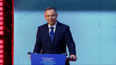 Przy mównicy z mikrofonem przemawia Prezydent RP Andrzej Duda. Samorządowy Kongres Gospodarczy, Drugie Forum Regionów Trójmorza