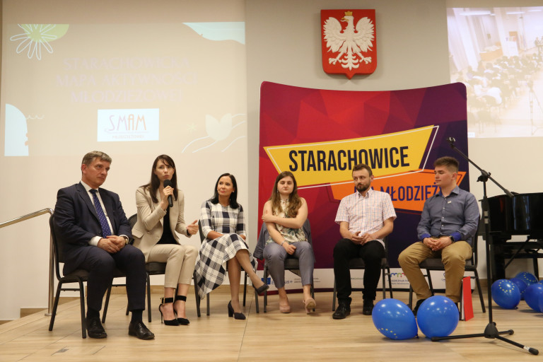 Uczestnicy Debaty W Starachowicach Pn. Jak Wspierać Młodzież W Realizacji Ich Pomysłów