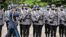 Komendant Wojewódzkiej Policji w Kielcach, nadinspektor doktor Jarosław Kaleta salutuje, stojącym na baczność funkcjonariuszom Policji