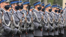 Funkcjonariusze Świętokrzyskiej Policji stoją na baczność na placu Wojewódzkiej Komendy