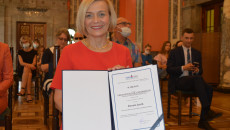 Pamiątkowa fotografia. Wicemarszałek Renata Janik Prezentuje Dyplom regionalnego konkursu, Idol, Fundacji Szansa dla Niewidomych