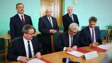 Moment Podpisania Porozumienia Przez Władze Rytwian Staszowa I Oleśnicy Obok Stoi Marszałek Andrzej Bętkowski