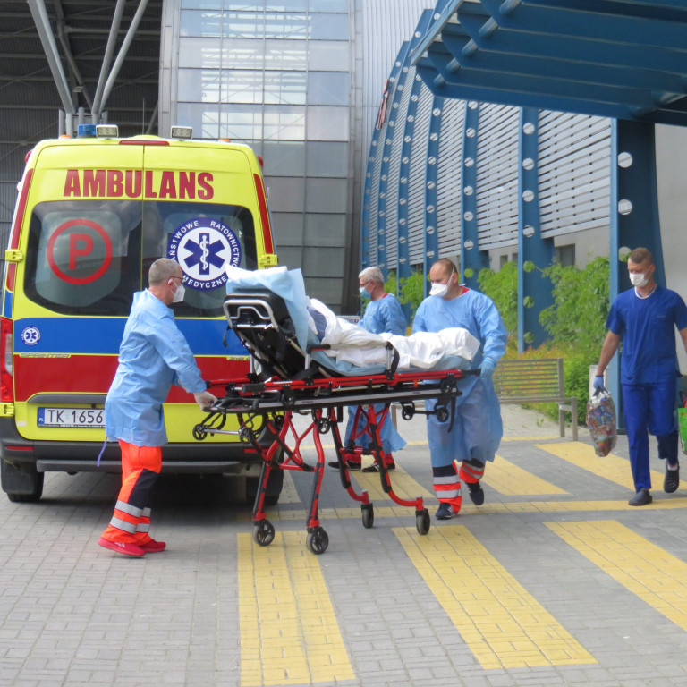 Pacjent Na Noszach, Jest Wywożony Ze Szpitala Tymczasowego W Kielcach, do ambulansu